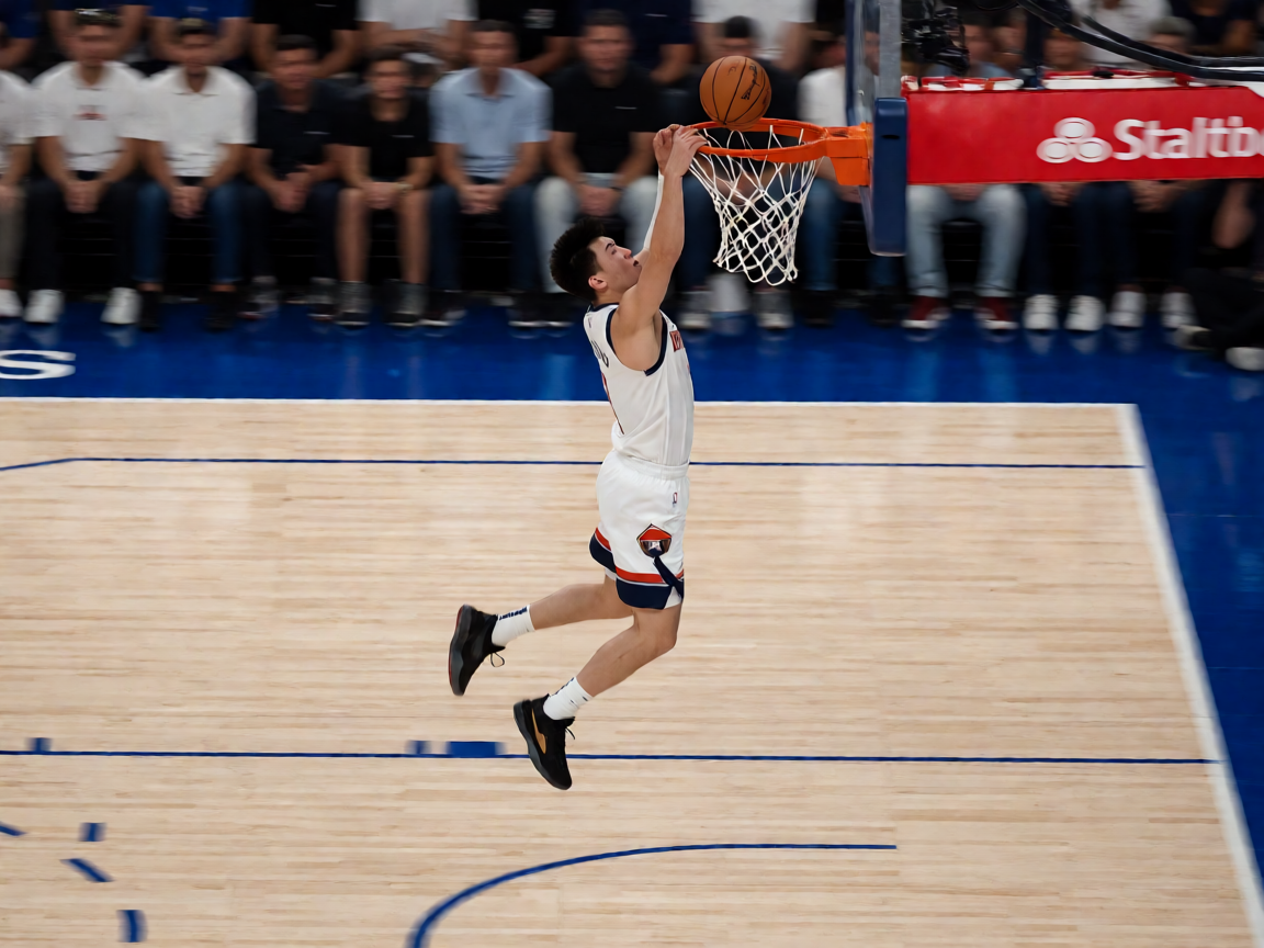 xc体育篮球资讯：NBA季后赛激烈对抗瞬间，球员完成精彩扣篮